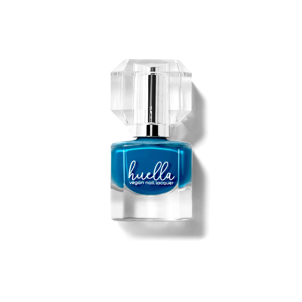 Huella Echoes of Blue nail lacquer in a deep azure shade, featuring a 15-free, vegan, and chip-resistant formula.