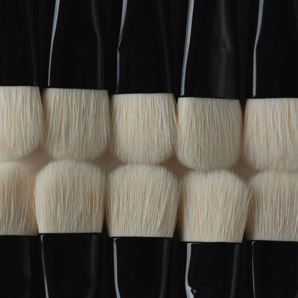 Karolin Van Loon Secret Shadow Brush with soft vegan bristles for precise eyeshadow application.