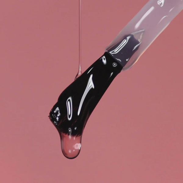a brush of LONDONTOWN Luxe Length Nail Gloss