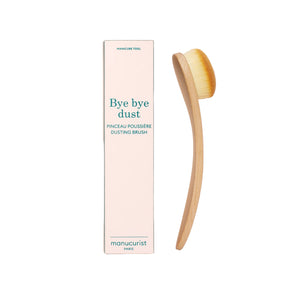 Manucurist Dust Brush with an ergonomic FSC wood handle and soft vegan bristles for cleaning residue and glitter.