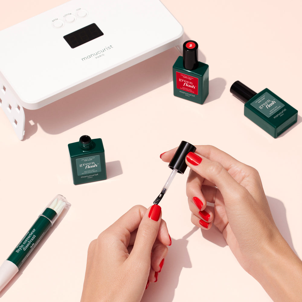 Complete MANUCURIST Green Flash Retail Kit with 36W LED lamp, Poppy Red and Hortencia gel polishes, base and top coat, remover, and clips