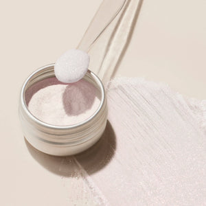 Manucurist Pink Glazed Effect Powder in a recyclable aluminum box with applicator, adding a pearlescent finish to nails.
