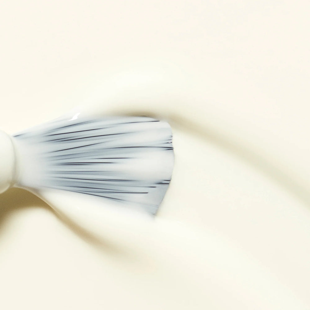 Bottle of MANUCURIST Green Flash™ Porcelaine, a creamy off-white semi-permanent gel polish with extreme shine and up to 10 days wear.