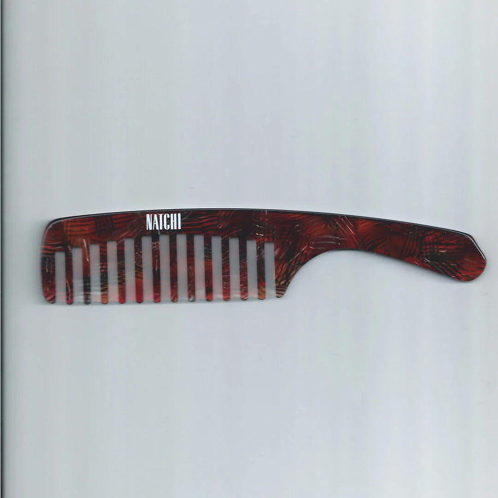 NATCHI CUPUACU Wet Comb in red with wide teeth and handle for gentle detangling and scalp activation.