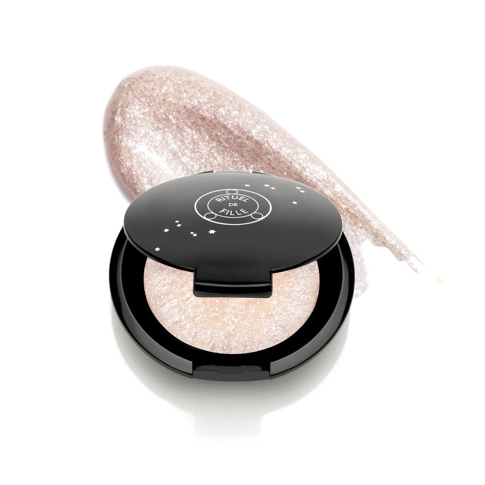 Rituel de Fille Highlight Intensifier in The Alchemist, packaged in a compact.