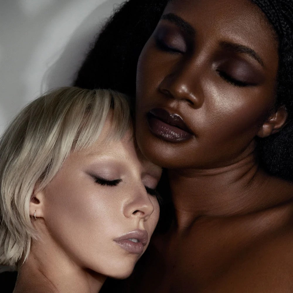 RITUEL DE FILLE Inner Glow Crème Pigment in Intuition, a soft gray taupe-mauve cream pigment housed in a starry black compact.