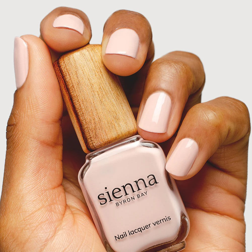 Sienna Byron Bay Serenity Nail Polish in Champagne Crème – a pastel pink champagne shade with a smooth crème finish. Vegan and eco-friendly.