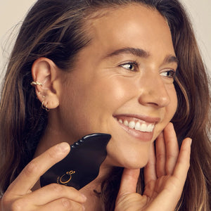 THE GOLDEN SECRETS Sorceress Stone Gua Sha Beauty Tool