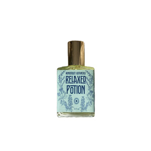 WONDERLUST BOTANICALS Relax Perfume Oil – A floral and herbaceous essential oil blend with a fresh, grounding aroma. Presented in a 0.5 oz roll-on glass bottle for easy application.