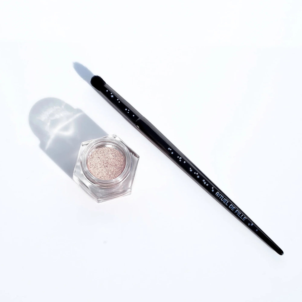 RITUEL DE FILLE The Eye Soot Brush, vegan bristles, lacquered birchwood handle with silver stars, round brush for Ash and Ember Eye Soot, 157.5 mm total length.